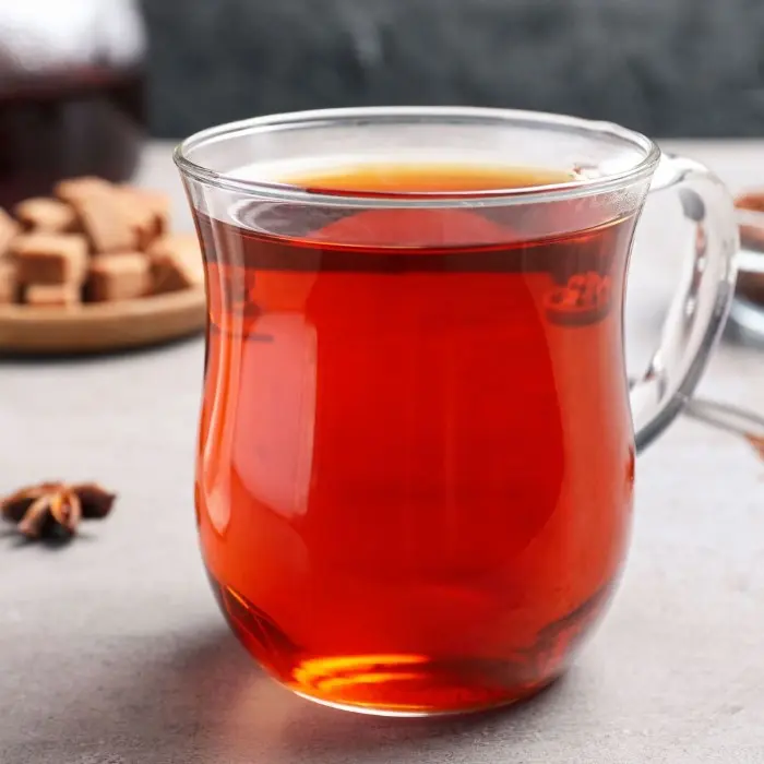 كوب شاي أحمر